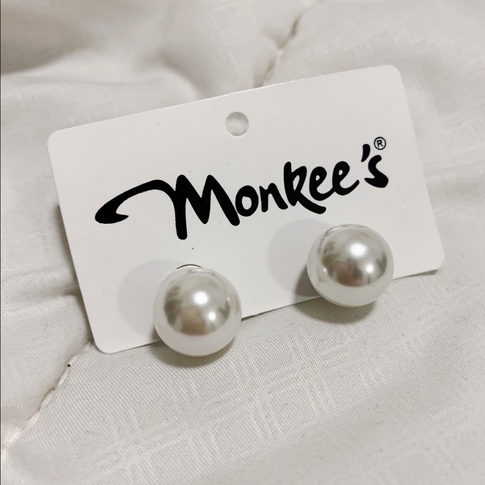Boutique faux pearl earrings 🦪 ✨